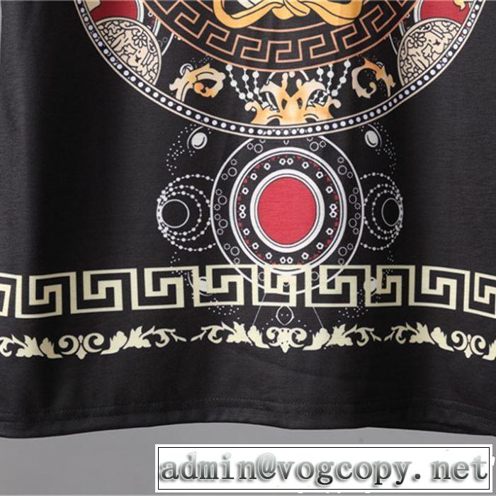 爽やかすぎない大人の印象に VERSACE ヴェルサーチ 半袖Tシャツ 2019年春夏流行ファッション