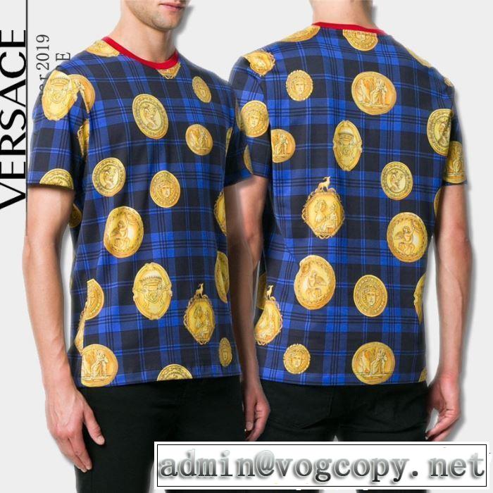 清涼感とカジュアルスタイル 2019年の春夏に着たい VERSACE ヴェルサーチ 半袖Tシャツ