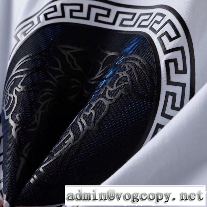 爽やかすぎない大人の印象に VERSACE ヴェルサーチ 半袖Tシャツ 2色可選 2019夏色っぽさ