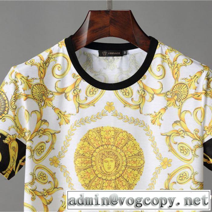 半袖Tシャツ VERSACE ヴェルサーチ 2019年春夏のトレンドアイテム 清涼感とカジュアルスタイル