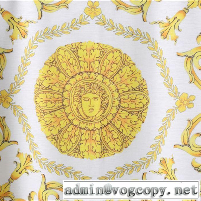 半袖Tシャツ VERSACE ヴェルサーチ 2019年春夏のトレンドアイテム 清涼感とカジュアルスタイル
