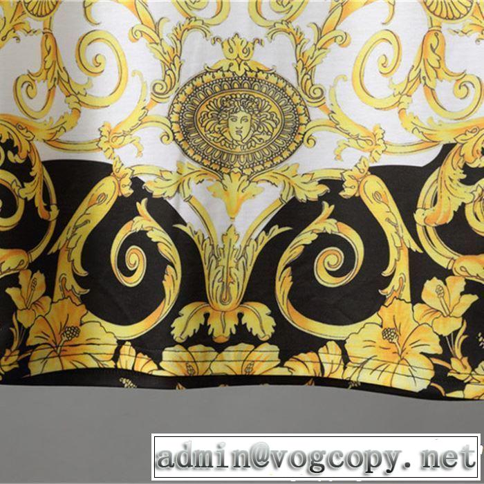 半袖Tシャツ VERSACE ヴェルサーチ 2019年春夏のトレンドアイテム 清涼感とカジュアルスタイル
