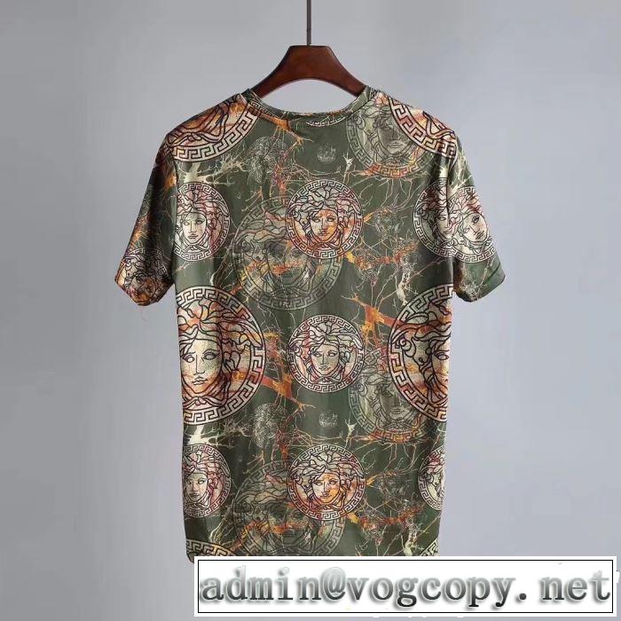 今年は大きめの新作がトレンド 大人カジュアル夏ファッション2019 VERSACE ヴェルサーチ 半袖Tシャツ