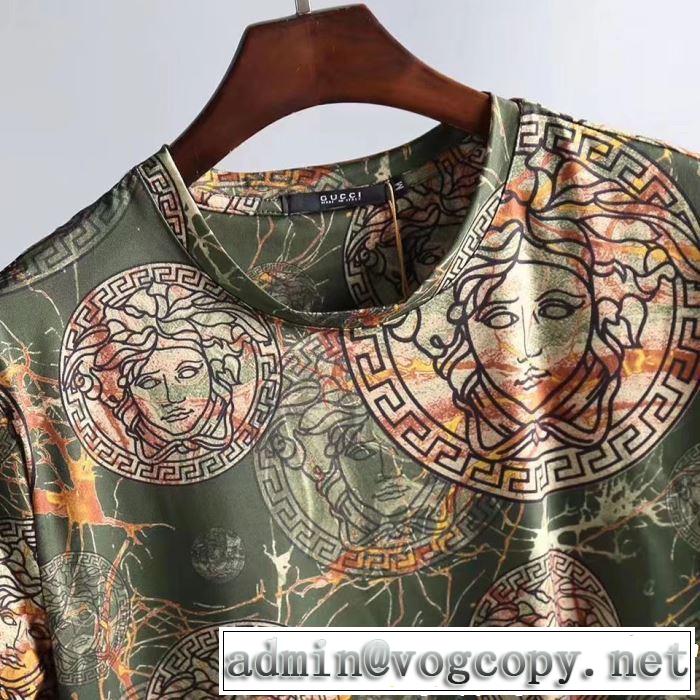 今年は大きめの新作がトレンド 大人カジュアル夏ファッション2019 VERSACE ヴェルサーチ 半袖Tシャツ