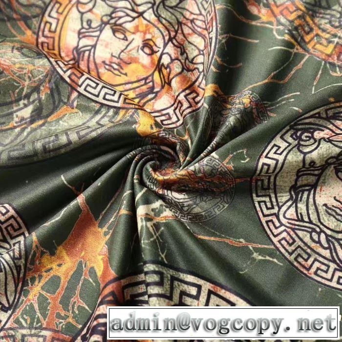 今年は大きめの新作がトレンド 大人カジュアル夏ファッション2019 VERSACE ヴェルサーチ 半袖Tシャツ