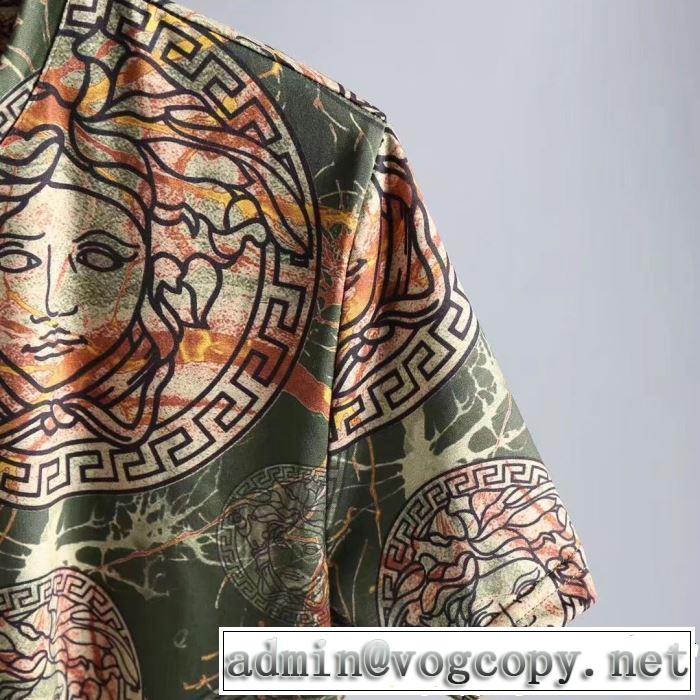 今年は大きめの新作がトレンド 大人カジュアル夏ファッション2019 VERSACE ヴェルサーチ 半袖Tシャツ