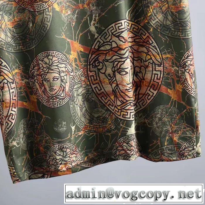 今年は大きめの新作がトレンド 大人カジュアル夏ファッション2019 VERSACE ヴェルサーチ 半袖Tシャツ