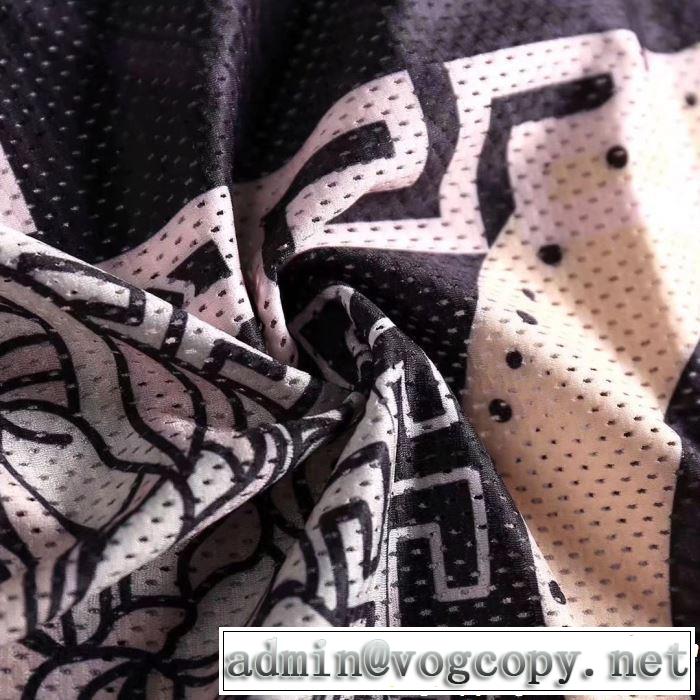 2色可選 半袖Tシャツ 《2019年》今、注目のストリート オシャレ印象で人気の高い VERSACE ヴェルサーチ