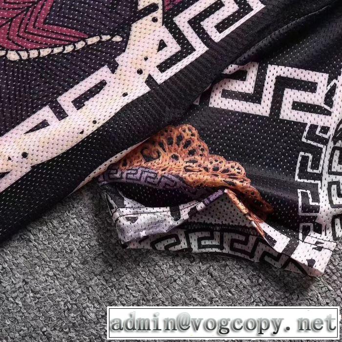 2色可選 半袖Tシャツ 《2019年》今、注目のストリート オシャレ印象で人気の高い VERSACE ヴェルサーチ