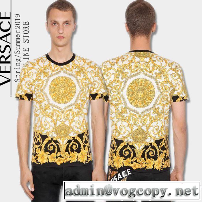 2019年春夏流行ファッション 夏らしい季節感 大人の可愛さを引き立て  VERSACE ヴェルサーチ 半袖Tシャツ