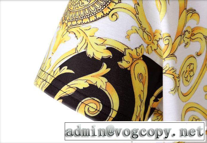 2019年春夏流行ファッション 夏らしい季節感 大人の可愛さを引き立て  VERSACE ヴェルサーチ 半袖Tシャツ