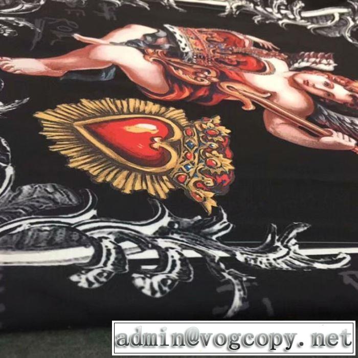 2019夏ファション新品 VERSACE Tシャツ/半袖  ヴェルサーチ 夏に良く似合うちょっと新品