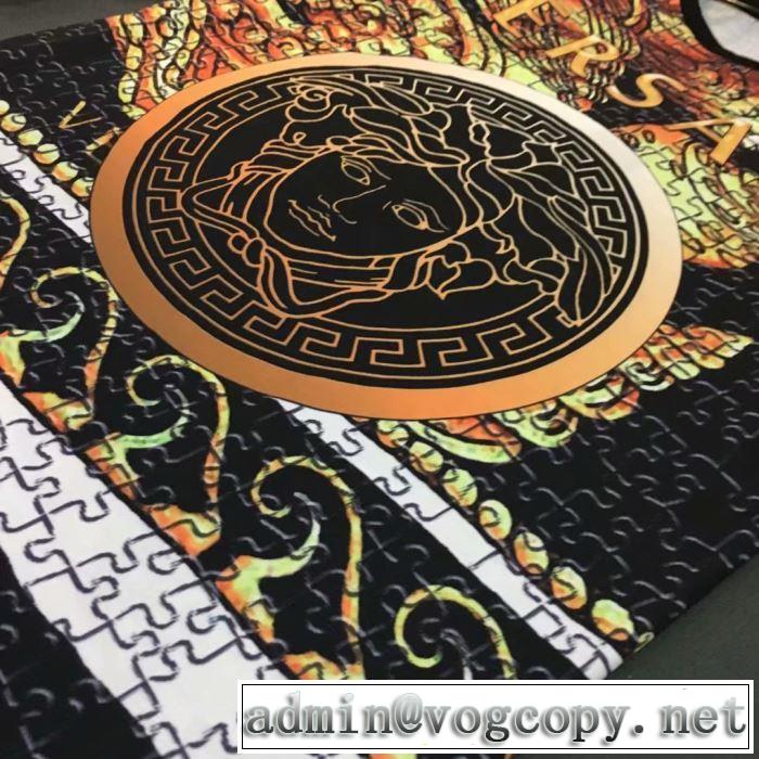 最新で完売確実 ヴェルサーチ2019夏ファション新品 VERSACE Tシャツ/半袖 王道コンビ