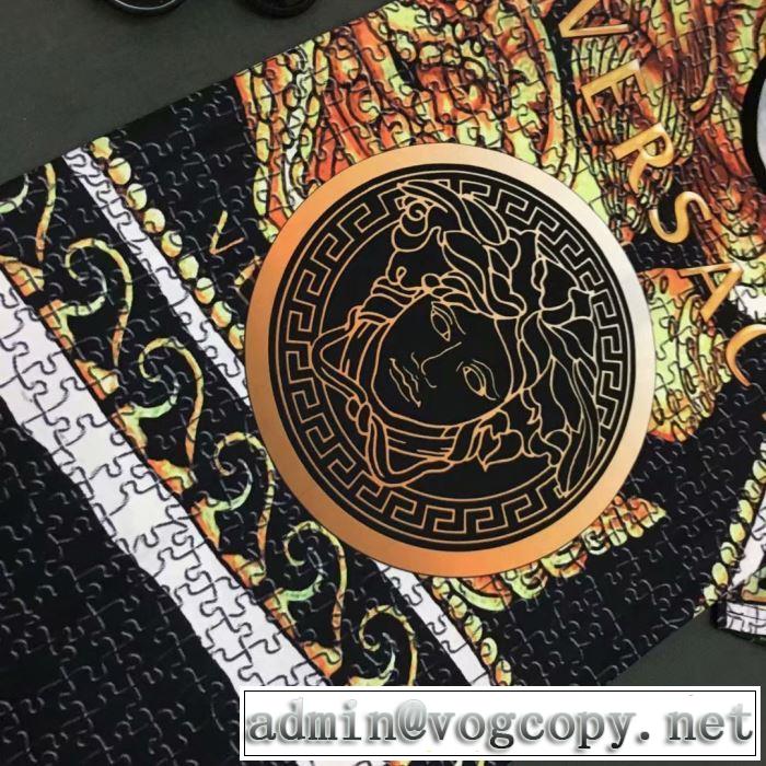 最新で完売確実 ヴェルサーチ2019夏ファション新品 VERSACE Tシャツ/半袖 王道コンビ