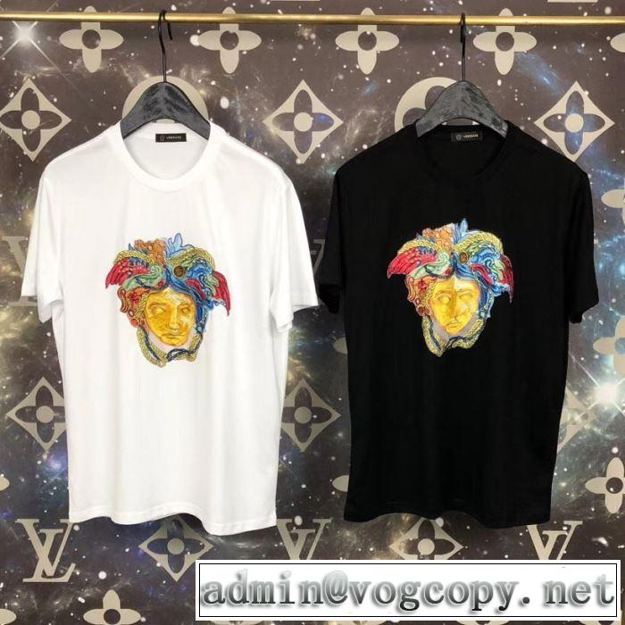 Tシャツ/半袖  夏のコーデには欠かせないヴェルサーチVERSACE 2色可選  今年は大きめの新作がトレンド