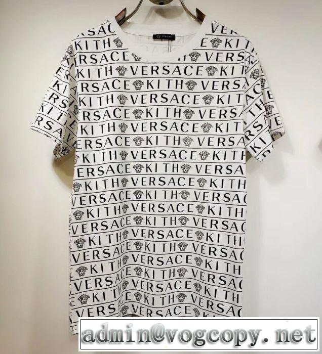 Tシャツ/半袖  夏のコーデには欠かせないヴェルサーチVERSACE 2色可選  今年は大きめの新作がトレンド