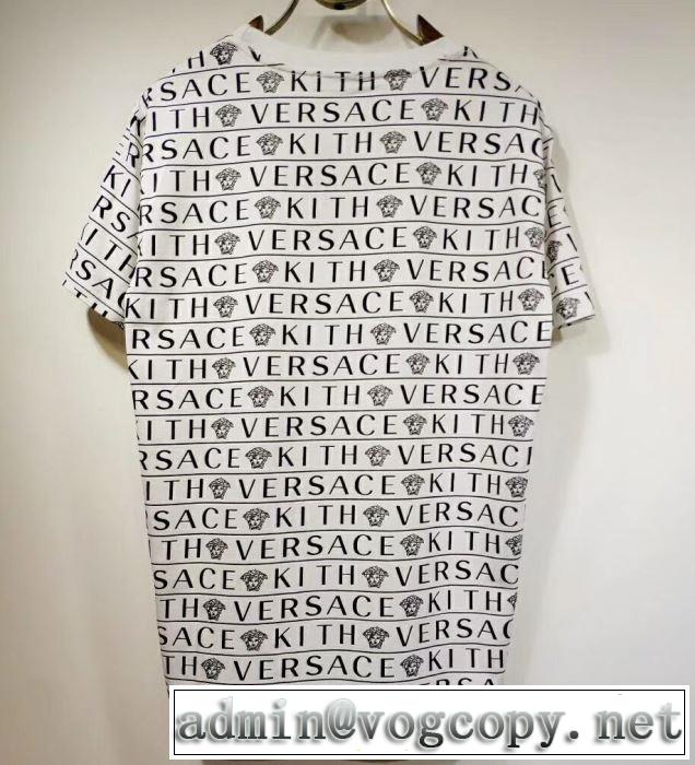 Tシャツ/半袖  夏のコーデには欠かせないヴェルサーチVERSACE 2色可選  今年は大きめの新作がトレンド