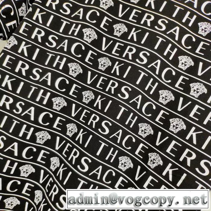 Tシャツ/半袖  夏のコーデには欠かせないヴェルサーチVERSACE 2色可選  今年は大きめの新作がトレンド