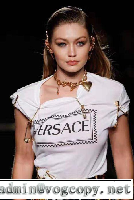 VERSACE ヴェルサーチ 半袖Tシャツ 《2019年》今、注目のストリート 絶妙にオシャレ人気アイテム