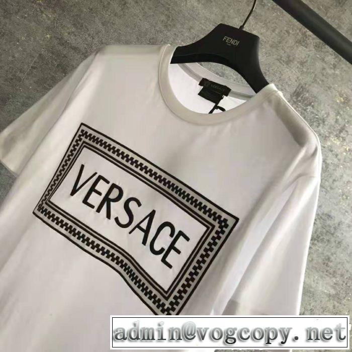 VERSACE ヴェルサーチ 半袖Tシャツ 《2019年》今、注目のストリート 絶妙にオシャレ人気アイテム