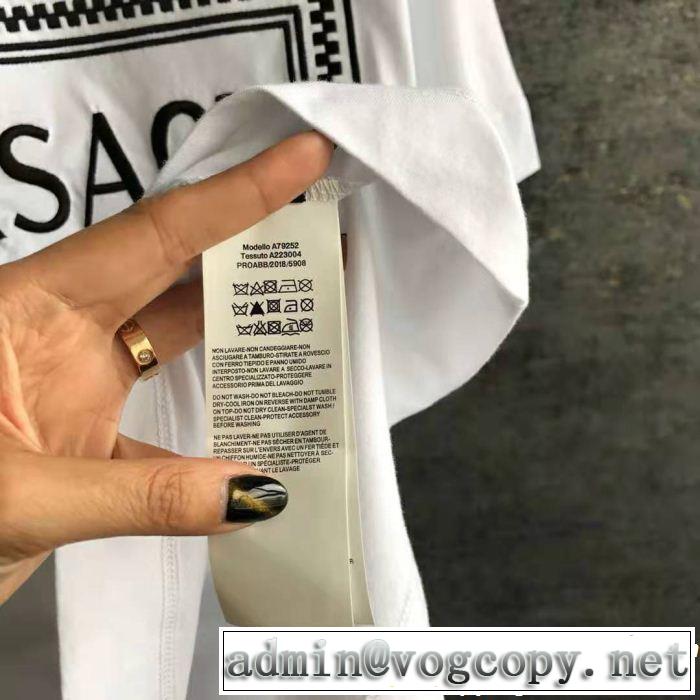 VERSACE ヴェルサーチ 半袖Tシャツ 《2019年》今、注目のストリート 絶妙にオシャレ人気アイテム