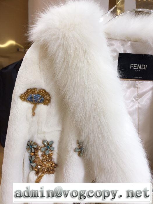秋冬もちろん主役級　フェンディ FENDI 大人かわいい秋冬コーデを楽しみ　ハーフコート2019秋のファッショントレンドはこれ