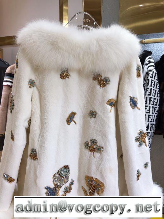秋冬もちろん主役級　フェンディ FENDI 大人かわいい秋冬コーデを楽しみ　ハーフコート2019秋のファッショントレンドはこれ