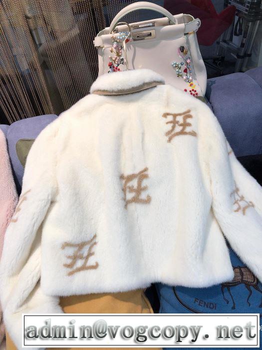 FENDI　　寒い季節トレンド上品　フェンディ 2019?2020秋冬流行色紹介　フード付きコート　今年の秋冬のトレンド激安セール