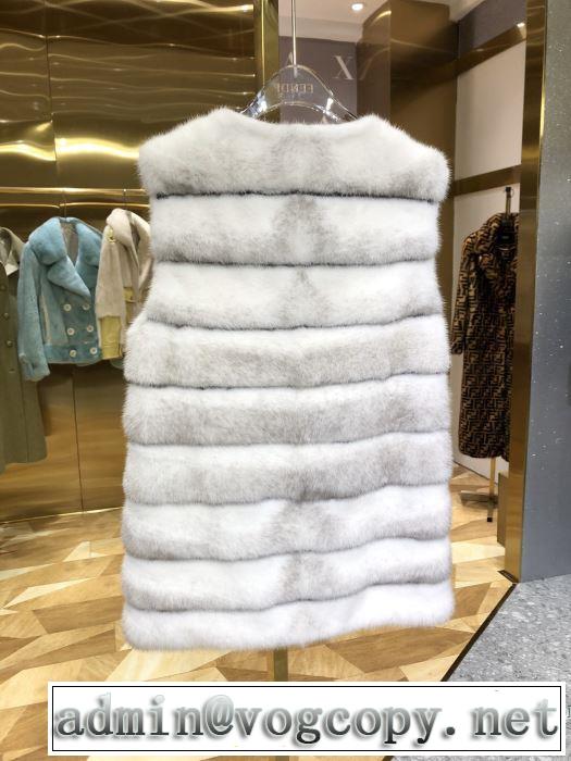 ダウンジャケット　絶対おさえるべきカラーと最新　フェンディ今年の流行りファション　 FENDI　最新秋冬トレンドをチェック！2019-20秋冬　
