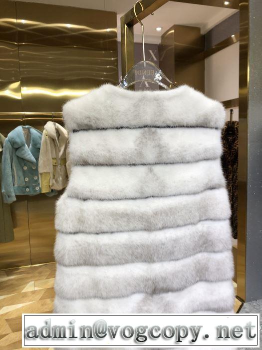 ダウンジャケット　絶対おさえるべきカラーと最新　フェンディ今年の流行りファション　 FENDI　最新秋冬トレンドをチェック！2019-20秋冬　