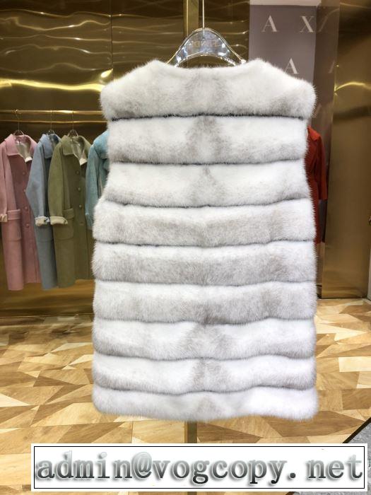 ダウンジャケット　絶対おさえるべきカラーと最新　フェンディ今年の流行りファション　 FENDI　最新秋冬トレンドをチェック！2019-20秋冬　