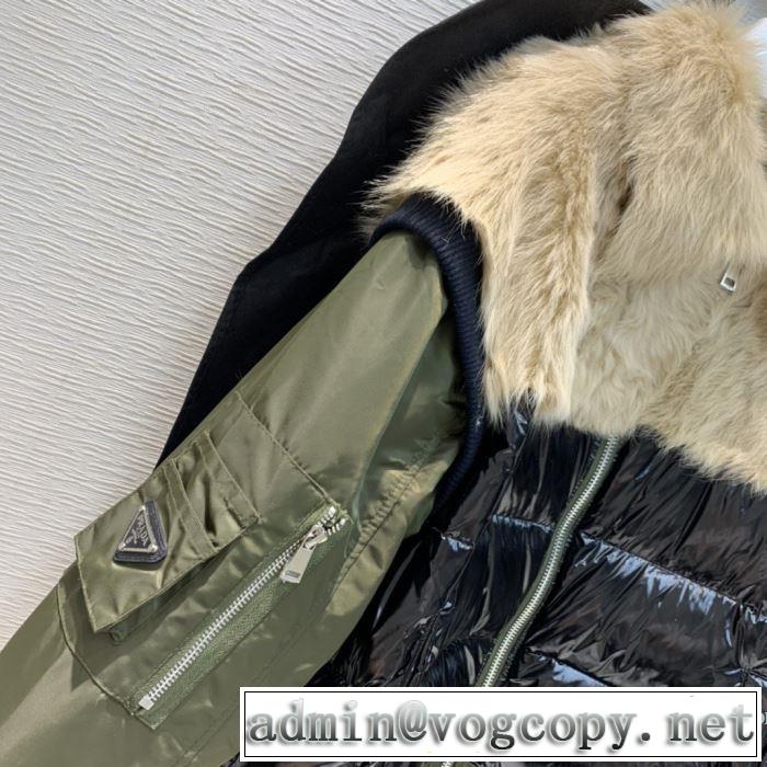 ダウンジャケット　【2019秋冬トレンド】押さえておきたい　やっぱり優しい色　プラダ PRADA サイズのよさを感じる新作