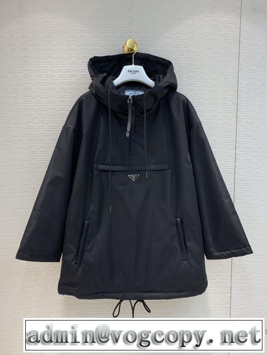 秋にこれがはやりそう　プラダ PRADA 2019秋冬トレンド押さえておきたい　フード付きコート　注目の秋ファッション一番