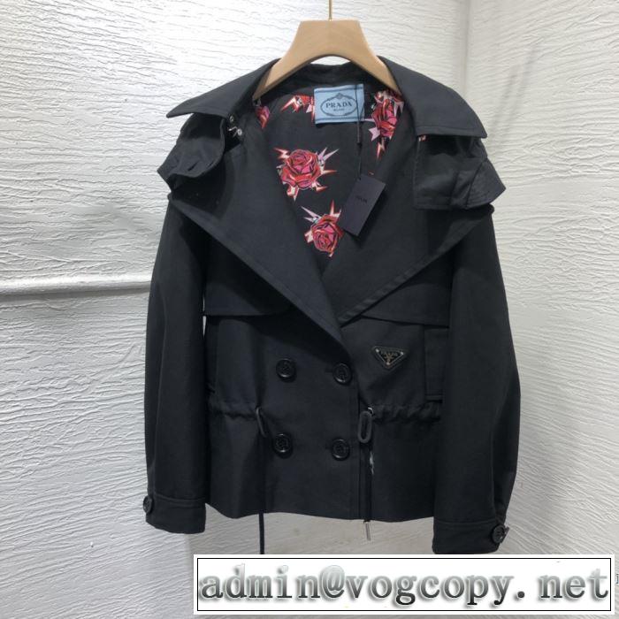 秋冬ファッションコーディネート　プラダ PRADA 人気ファッション雑誌でも掲載　フリースパーカー付　最重要！2019秋冬トレンド