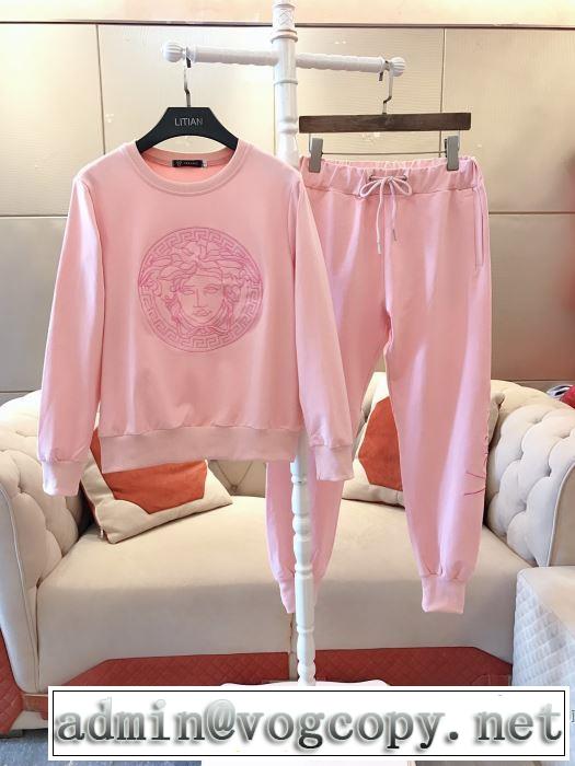 優しいのに存在感　上下セット　【最新】2019年秋冬のトレンド速報　ヴェルサーチVERSACE　ファッショントレンドを早速チェック