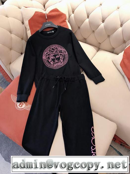 優しいのに存在感　上下セット　【最新】2019年秋冬のトレンド速報　ヴェルサーチVERSACE　ファッショントレンドを早速チェック