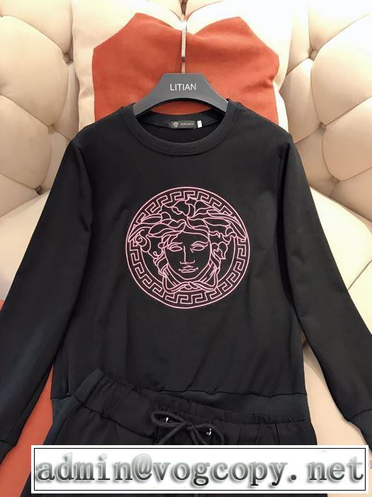 優しいのに存在感　上下セット　【最新】2019年秋冬のトレンド速報　ヴェルサーチVERSACE　ファッショントレンドを早速チェック