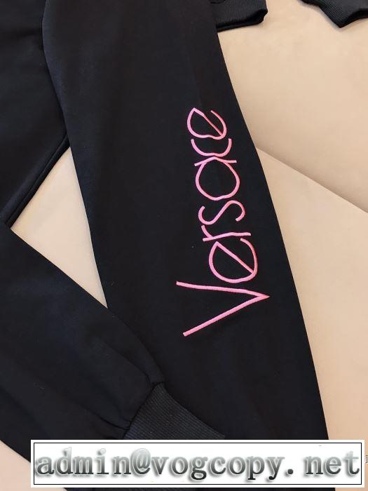 優しいのに存在感　上下セット　【最新】2019年秋冬のトレンド速報　ヴェルサーチVERSACE　ファッショントレンドを早速チェック