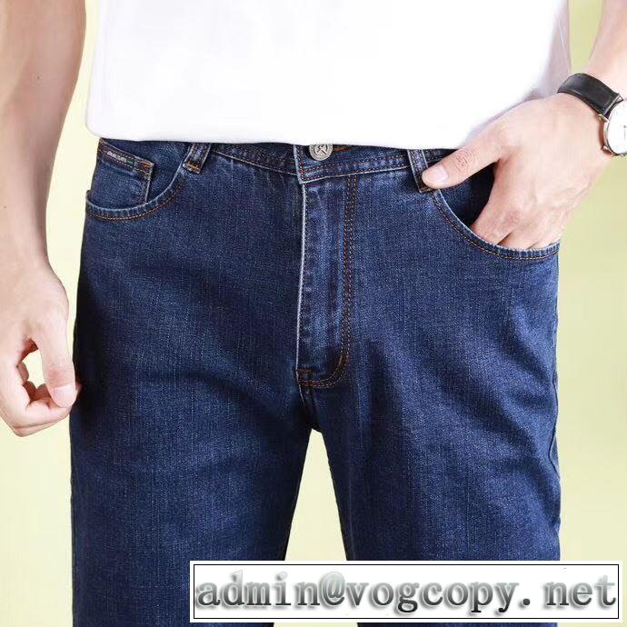 優雅で都会的な装いに仕上げ アルマーニ 2019年春夏シーズンの人気 ARMANI  デニムパンツ