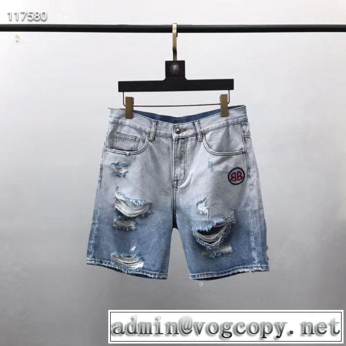 トレンド感があって涼しげ バレンシアガ BALENCIAGA  2019年春夏シーズンの人気 チノパン 元気な印象のコーデ