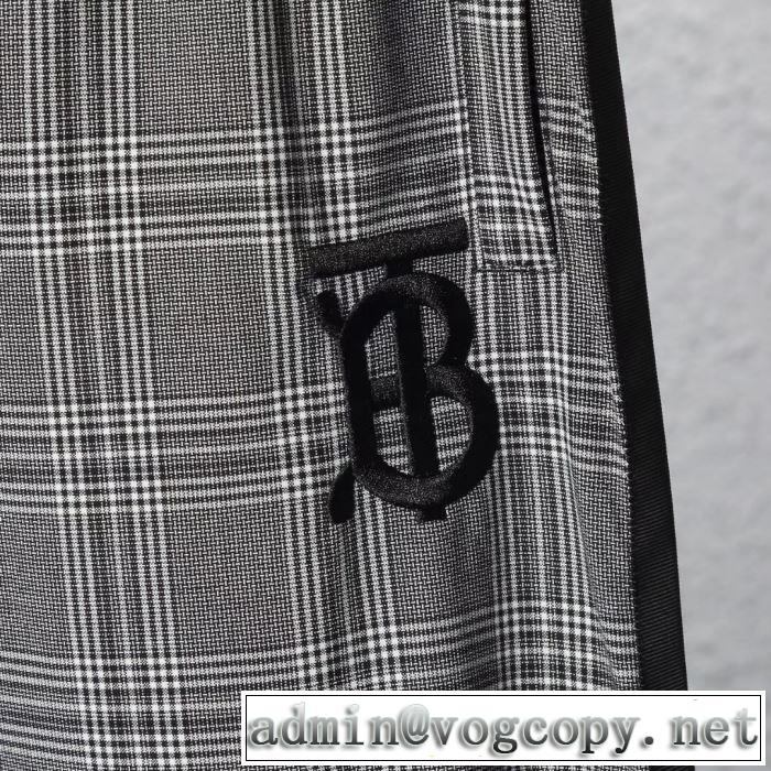 優雅で都会的な装いに仕上げ BURBERRY 大人らしく仕上げ 大人らしく仕上げジーパン パンツ バーバリー