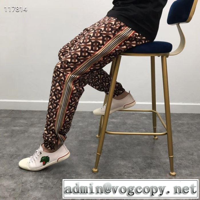 派手にはなりすぎず バーバリー BURBERRY  大人カジュアル夏ファッション2019 ジーパン パンツ
