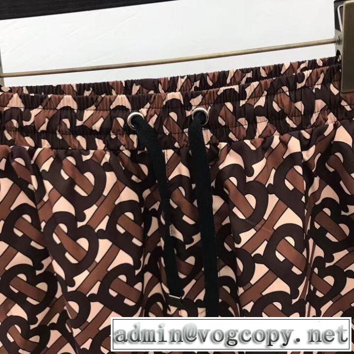 派手にはなりすぎず バーバリー BURBERRY  大人カジュアル夏ファッション2019 ジーパン パンツ