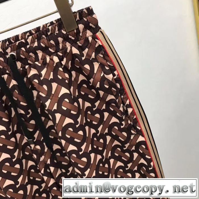 派手にはなりすぎず バーバリー BURBERRY  大人カジュアル夏ファッション2019 ジーパン パンツ