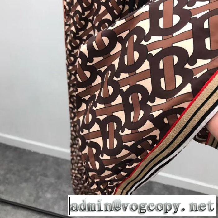 派手にはなりすぎず バーバリー BURBERRY  大人カジュアル夏ファッション2019 ジーパン パンツ