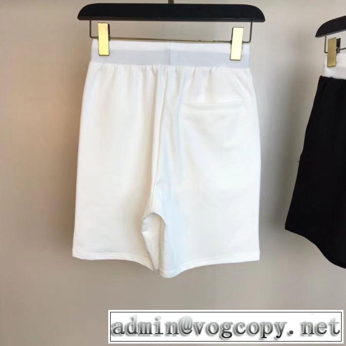 知的な夏のスタイル ディオール DIOR 海外セレブは大人気 チノパン大人カジュアル夏ファッション2019