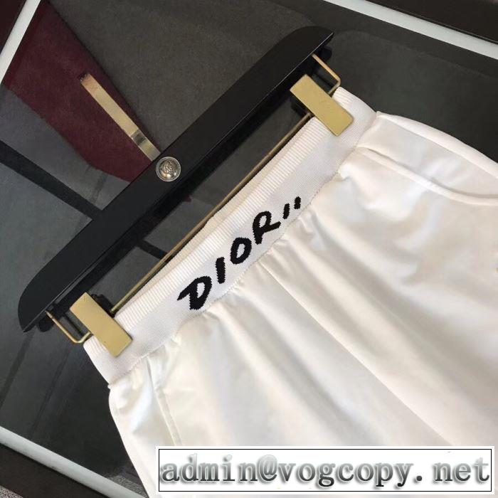 知的な夏のスタイル ディオール DIOR 海外セレブは大人気 チノパン大人カジュアル夏ファッション2019