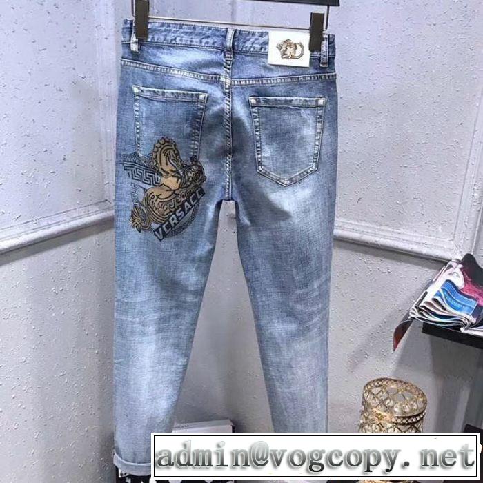 2019年の春夏に着たい ヴェルサーチVERSACE透け感優しい   デニムパンツ 大人っぽく仕上げ