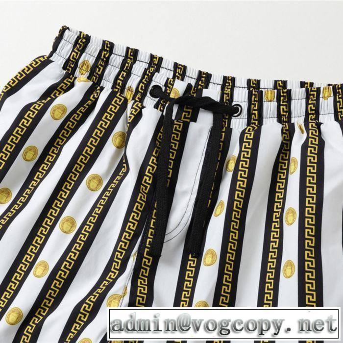 デニムパンツ 暑い今こそ活躍させたい！ 2019春夏のトレンド新商品 ヴェルサーチVERSACE