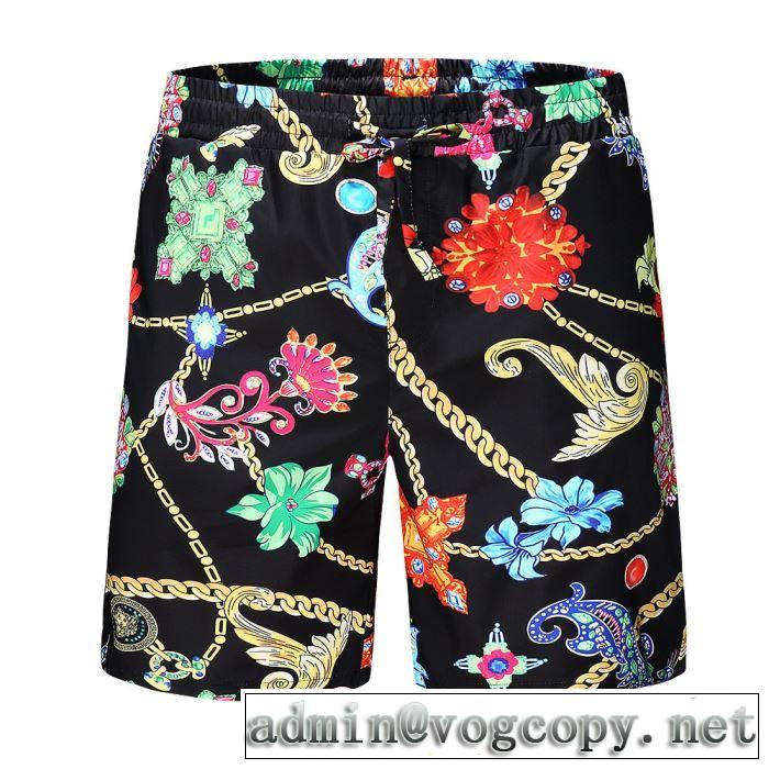 海外セレブは大人気 おしゃれな夏ファッション2019 ヴェルサーチVERSACE デニムパンツ